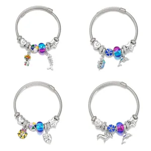 Ensemble de bracelet charm DIY en acier inoxydable avec pendentifs et perles émaillés.