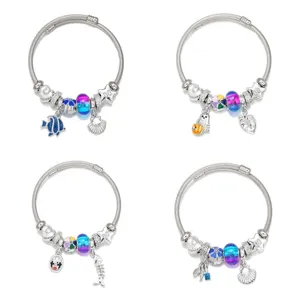 Bracelet charm en acier inoxydable DIY avec perles de verre colorées et divers pendentifs.