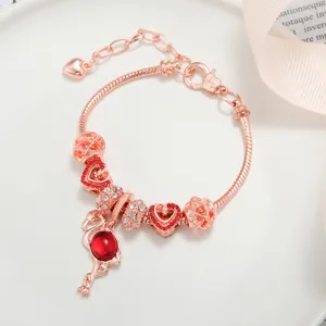 Braccialetto con ciondoli in oro rosa con ciondolo fenicottero e perline cuore rosse, gioiello moda.