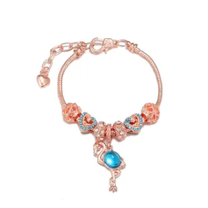 Bracciale con ciondolo fenicottero in oro rosa con strass blu e perline a cuore da donna.