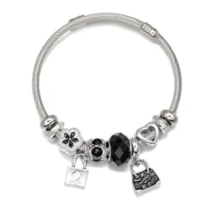 Bracciale con ciondoli in acciaio inossidabile, dettaglio con perline e borsetta.