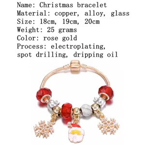 Dettaglio bracciale di Natale, finitura oro rosa, perle di cristallo rosso e ciondolo Babbo Natale.