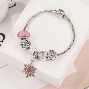 Bracciale con ciondoli in argento con perline di cristallo rosa e ciondolo a fiocco di neve.