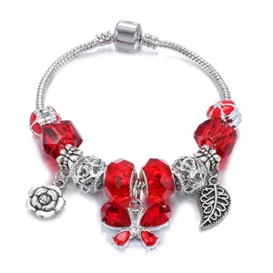 Bracelet charms cristal rouge chaine serpent argent avec pendentif papillon rose detail