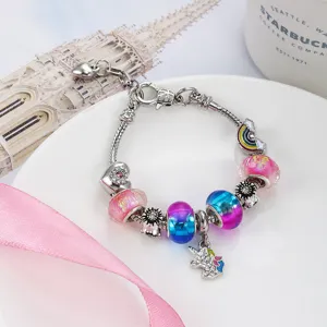 Dettaglio in primo piano del colorato bracciale con ciondoli unicorno e arcobaleno fai da te.