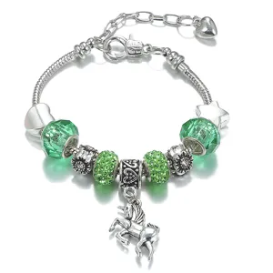 Bracciale a catena di serpente argento con perline di cristallo verde e ciondolo unicorno.