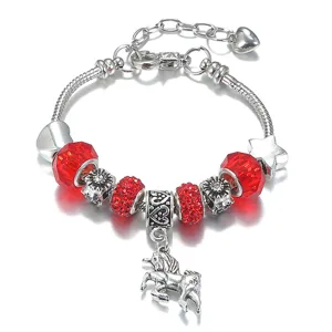 Braccialetto a catena con perline di cristallo rosso e ciondolo unicorno per bambini.