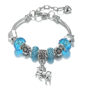 Bracciale in argento con perline di cristallo blu, strass pavé e ciondolo unicorno.