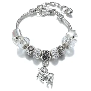 Bracciale charm DIY in argento con cristalli scintillanti e ciondolo unicorno.