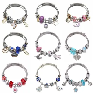 Edelstahl DIY Bettelarmband Detail mit verschiedenen Motiven wie Blumen und Einhörnern.
