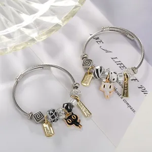 Edelstahl Kabel Bettelarmbänder mit süßen schwarz-weißen Katzen Anhängern und Perlen.