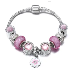 Bezauberndes DIY silbernes Bettelarmband mit funkelnden rosa Glasperlen und süßem Gänseblümchen.