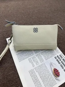 Mini Beige Leder Handgelenk Tasche, stilvolles Kleeblatt Metalllogo Design, Geldbörse.