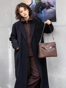 Bolso de hombro marrón vintage para mujer, estilo commuter retro con cierre de giro metálico elegante.