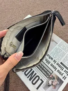 Detailansicht der inneren mehrschichtigen Reißverschlussfächer und des eleganten Futters.