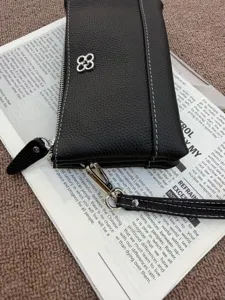 Schwarze Leder Umhängetasche Mehrschichtige kleine Damentasche mit Kleeblatt Metalllogo