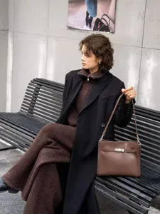 Bolso de hombro retro grande para mujer, elegante bolso de mano estilo Maillard de cuero.