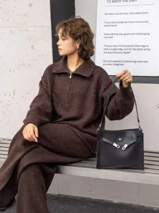 Vista detallada de un gran bolso de hombro retro para mujer, estilo de moda diaria.