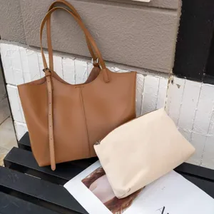 Grand sac cabas en cuir véritable pour femme, sac à épaule spacieux avec pochette assortie.