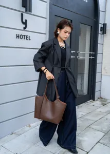 Grand sac cabas en cuir marron pour femme, sac à épaule élégant pour travail et loisirs.