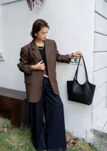 Sac cabas en cuir noir pour femme, grand sac à épaule élégant pour le travail et le quotidien.