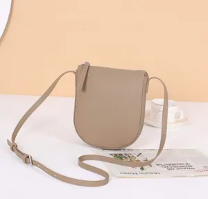 Vue détaillée d'un sac bandoulière vertical minimaliste kaki avec sangle réglable.