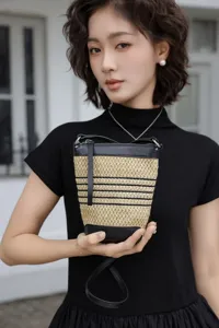 Chic borsa per telefono in paglia bicolore, versatile borsa a secchiello a tracolla chic.