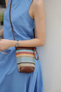 Borsa a secchiello intrecciata bicolore, elegante borsa a tracolla per cellulare in pelle.