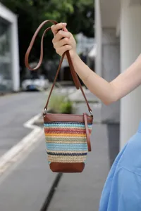 Chic borsa a tracolla intrecciata colorblock con finiture in pelle marrone, mini borsa a secchiello.