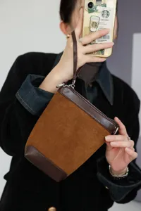 Borsa a tracolla piccola in camoscio marrone contrasto colore borsa minimalista retrò da lavoro