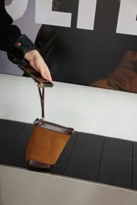 Borsa per telefono mini in camoscio a contrasto borsa a secchiello casual chic