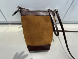 Borsa per cellulare in camoscio marrone a contrasto, borsa a tracolla versatile dettaglio.