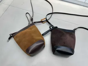 Borsa a tracolla mini in pelle scamosciata bicolore per telefono cellulare donna chic.