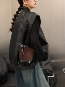 Stiloso borsa a secchiello mini bicolore, pratica borsa a tracolla in pelle per donna.