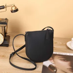 Élégant sac bandoulière vertical noir, sac à main minimaliste pour femme avec zip.