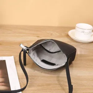 Vue detaillee du mini sac bandeau telephone vertical noir, fermeture eclair et fine sangle.