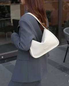 Minimalistische weiße Leder-Achsel-Umhängetasche für Damen, stilvolle Pendler-Handtasche.
