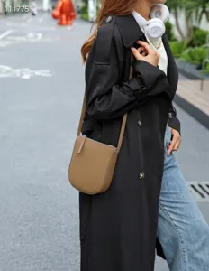 Sac bandoulière vertical en cuir marron minimaliste, idéal pour un usage quotidien.