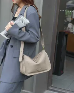 Stilvolle Umhängetasche aus echtem Leder für Damen, lässige Arbeitstasche mit breitem Schulterriemen.