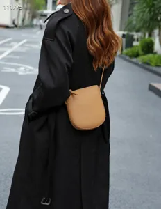 Petit sac de telephone portable vertical en cuir pour femme, sac bandouliere elegant.