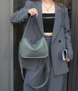 Grüne Schultertasche aus echtem Leder, lässige Hobo-Umhängetasche mit metallischem Verschluss.