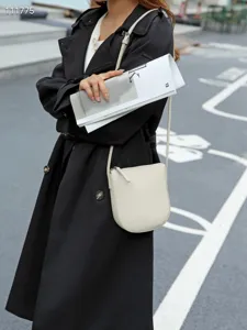 Sac de téléphone bandoulière vertical minimaliste pour femme, petit sac en cuir.
