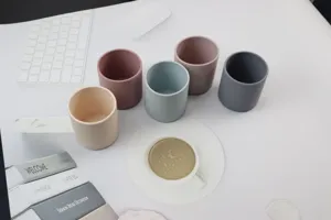 Siliconen beker detailweergave, ronde kinder drinkbeker, minimalistisch servies thuis.