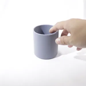 Detail van minimalistische grijze siliconen beker, antislip oppervlak voor kinderen.