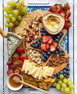 Detaillierte Draufsicht auf geteiltes Serviertablett aus Holz mit frischem Obst.