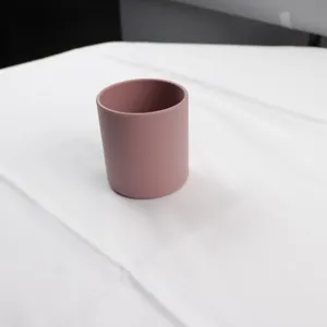 Detailweergave van minimalistische siliconen beker met gladde roze textuur en rond ontwerp.