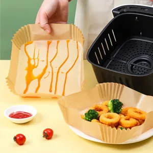 Quadratisches Heißluftfritteuse Backpapier Detail mit ölabweisender Funktion und Essen.