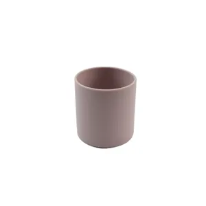 Minimalistische siliconen beker voor kinderen, antislip drinkbeker, eenvoudig rond design.