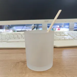 Disposable wooden coffee stirring sticks, round and flat head cocktail sticks for drinks.