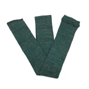 Detailansicht des dunkelgrünen gestrickten langen Gewehrsockens Staubschutz Stoff Material.
